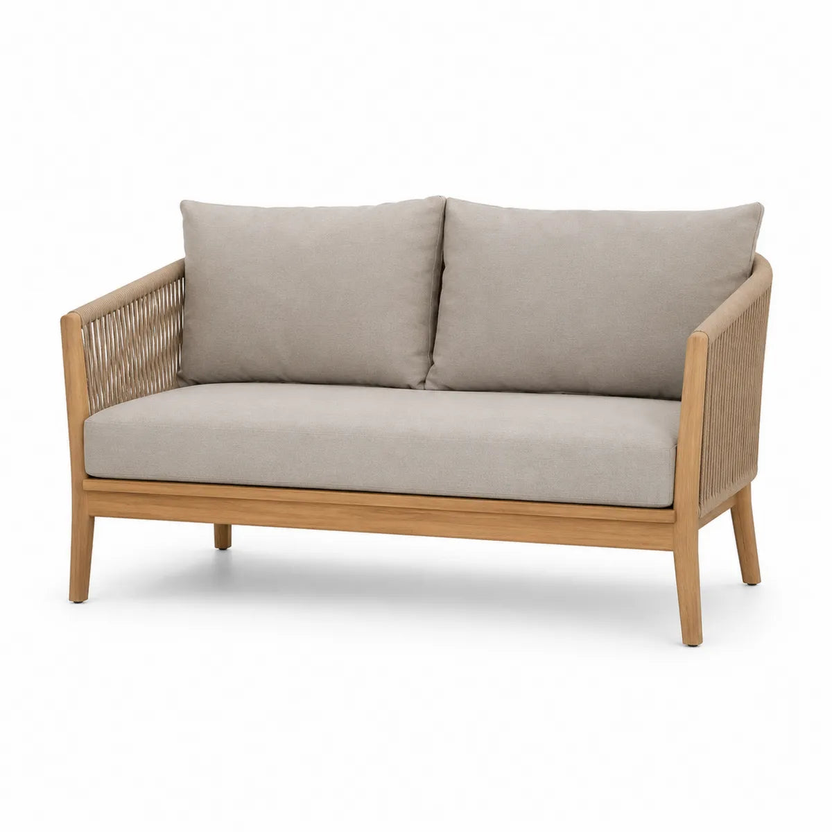 Sofa drewniana z beżowymi poduszkami