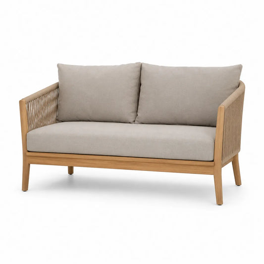 Sofa drewniana z beżowymi poduszkami