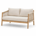 Dwuosobowa sofa z drewna teak z beżowymi poduszkami